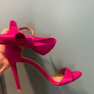 Pink heels with bow